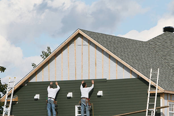 Professional Siding technician working in Metamora, IL